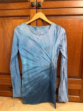 Women’s Blue Tie-Dye Long Sleeve Crewneck Tee
